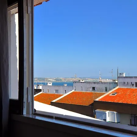 Feels Like Bright Oeiras